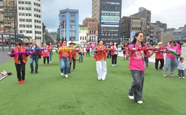 111位〝傘〞亮亮金條老幼生現身基隆國門廣場　志工超人領頭熱舞 愛心舞動青春